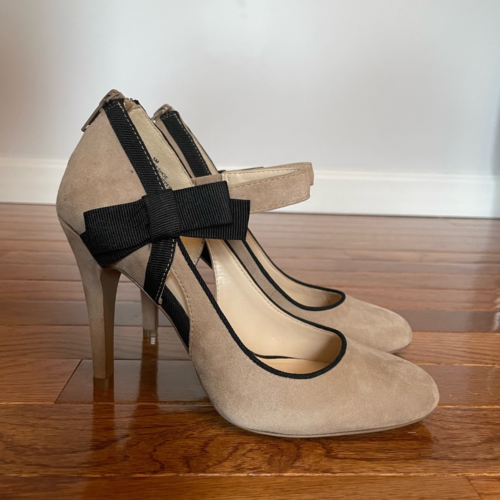 Like new, Nine West suede heels with bow detail. Size 5